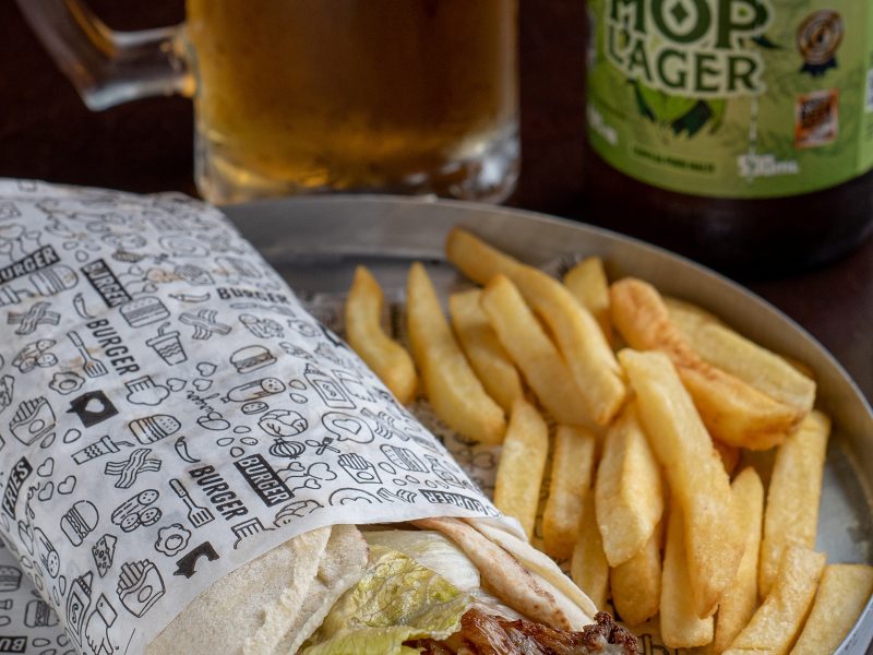 Combo Louvada Hop Lager 355ml e Kebab de Kafta, de Cervejaria Louvada Campo Grande