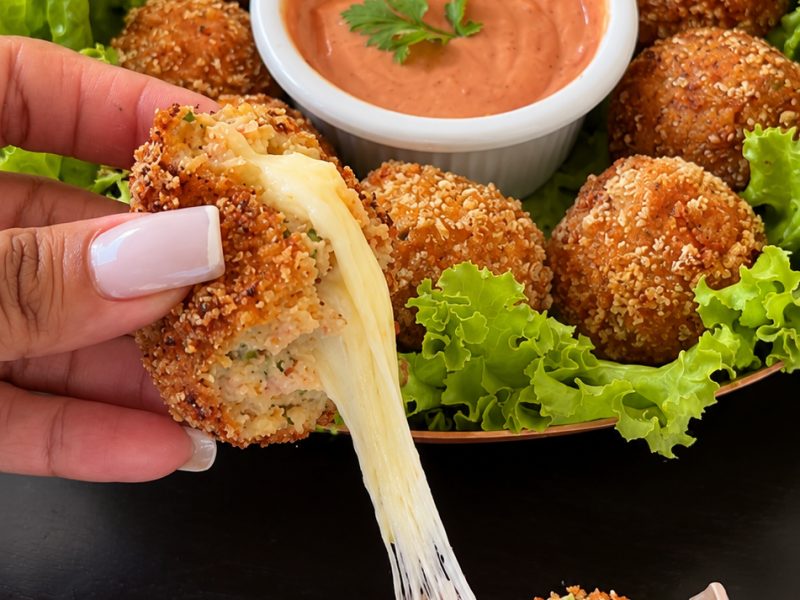 Bolinho de mandioca com linguiça e queijo, de Chama o Var