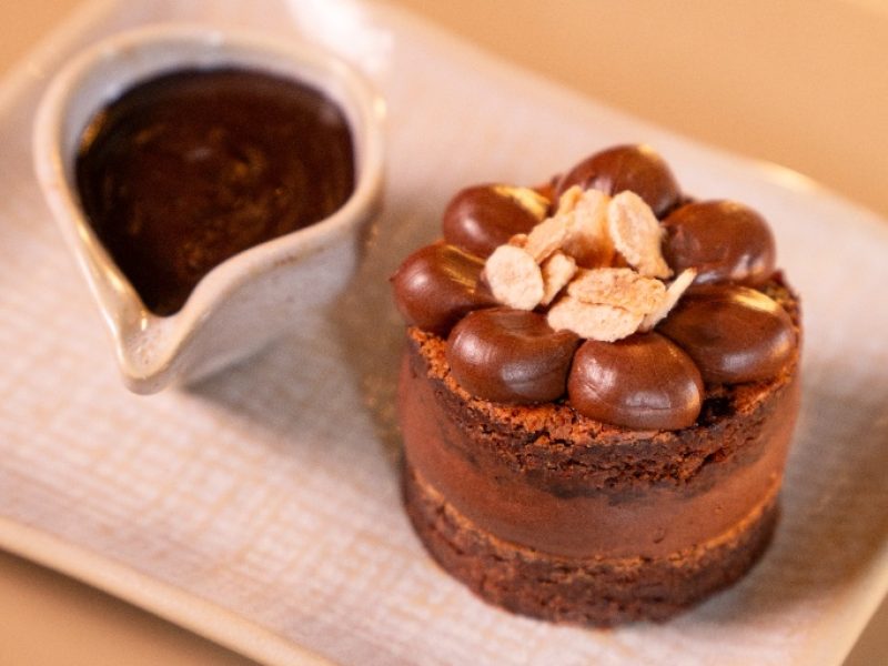 Bolo Negro com calda de chocolate, de Doces Momentos