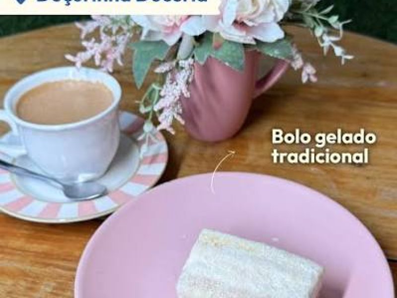 Combo Bolo gelado tradicional + Cappuccino da Casa, de Doçurinha