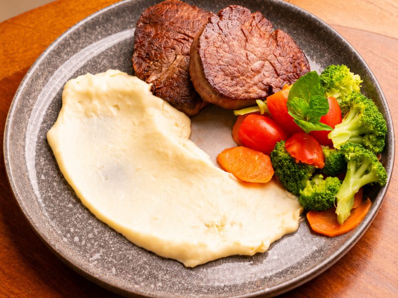 Filé com legumes e purê, de Endrigo Choperia