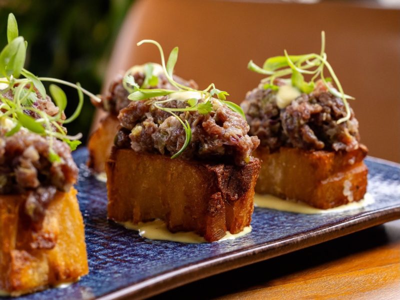 Mil folhas de mandioca e carne cruda, de Funky Fresh