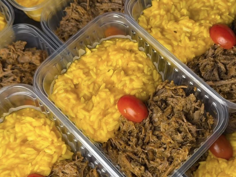 Arroz cremoso com carne Desfiada, de Migas Marmitaria