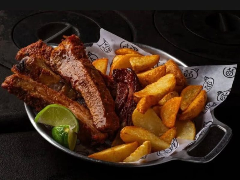 Costelinha BBQ com Batata Rústica, de Porks