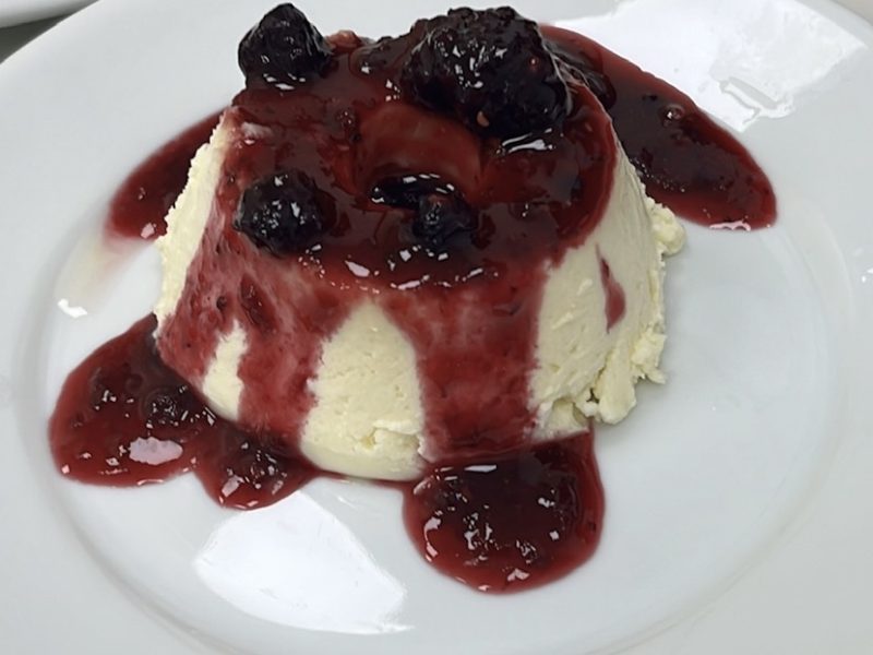 Pudim de Cheesecake com calda de morango e frutas vermelhas, de Restaurante Dona Fátima