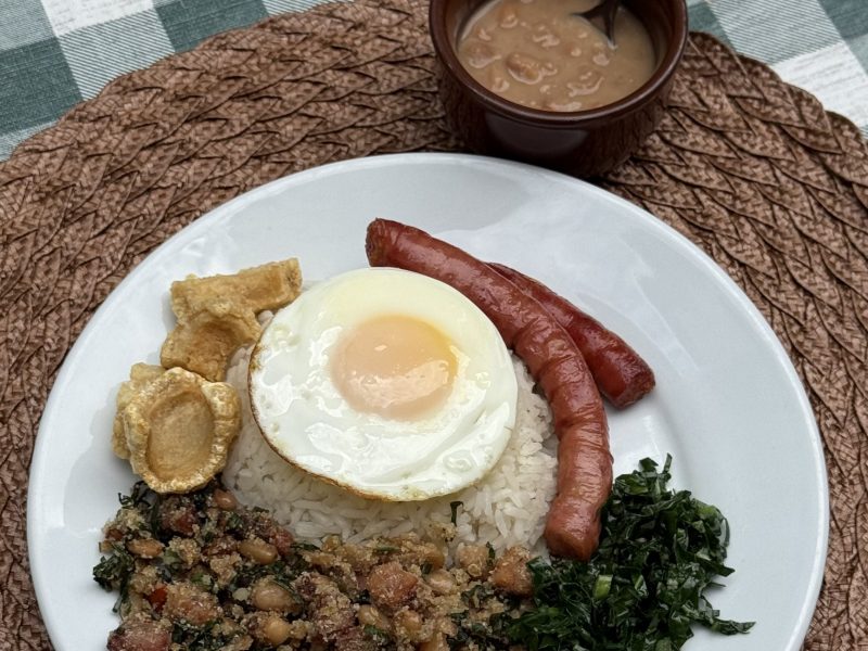 Feijão Tropeiro, de Restaurante O Mineirinho