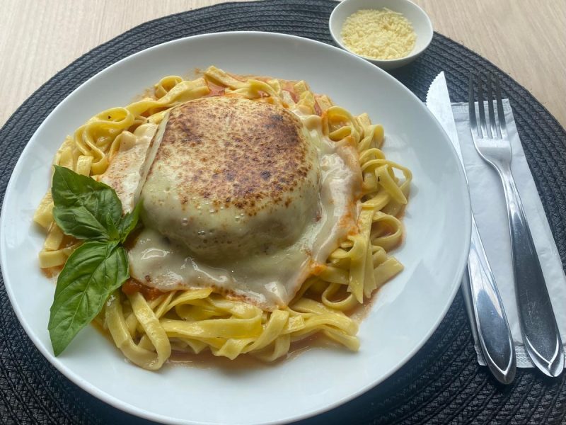 Polpetone Recheado al Pomodoro com Fettuccine às Ervas, de Sottile Restaurante